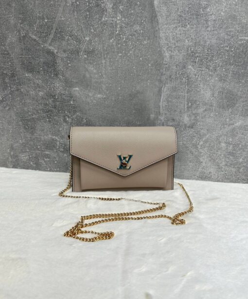 Женская сумка Louis Vuitton Mylockme Chain M63471 Premium 19-12/4 см бежевая - фото 2