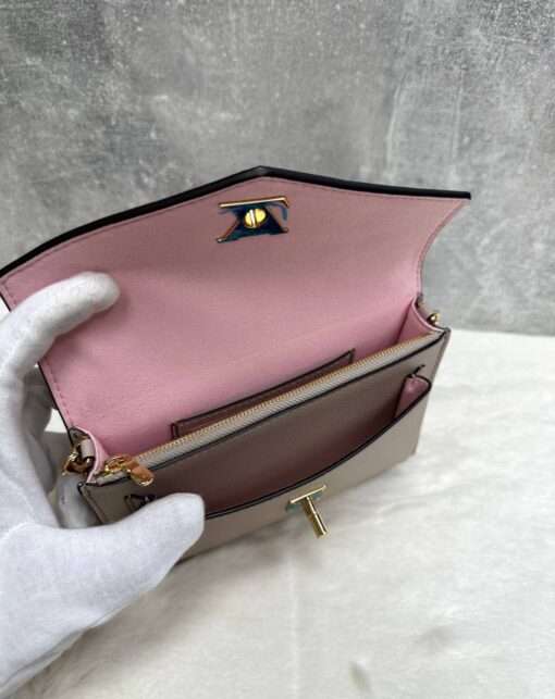 Женская сумка Louis Vuitton Mylockme Chain M63471 Premium 19-12/4 см бежевая - фото 6