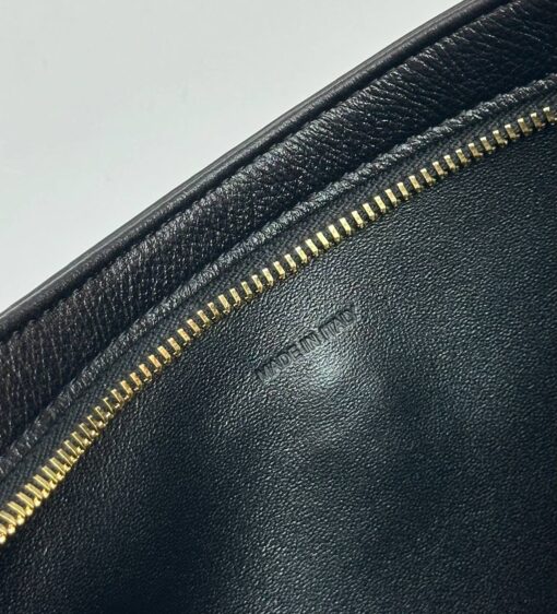 Женская сумка Celine Medium Wiltern Bag In Smooth Calfskin 113673FEO Premium Black 30-16/2 см - фото 7