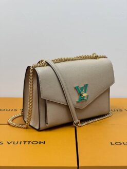 Женская сумка Louis Vuitton Mylockme BB M22190 Premium 22/14/8 см бежевая - фото 11