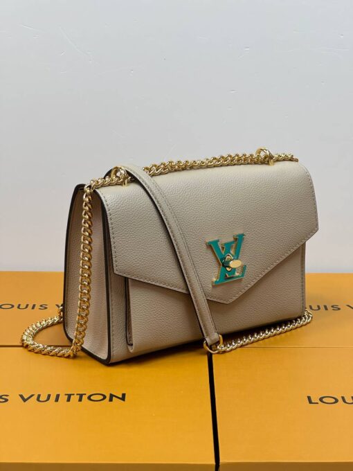 Женская сумка Louis Vuitton Mylockme BB M22190 Premium 22/14/8 см бежевая - фото 1