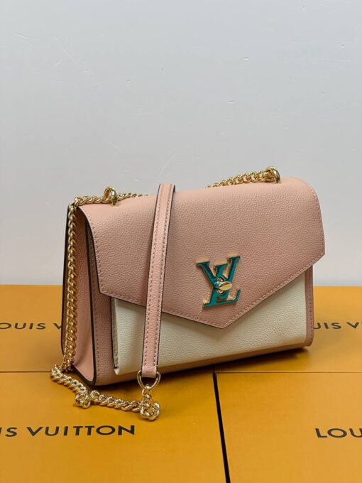 Женская сумка Louis Vuitton Mylockme BB M22190 Premium 22/14/8 см бежевая со светло-бежевым - фото 1