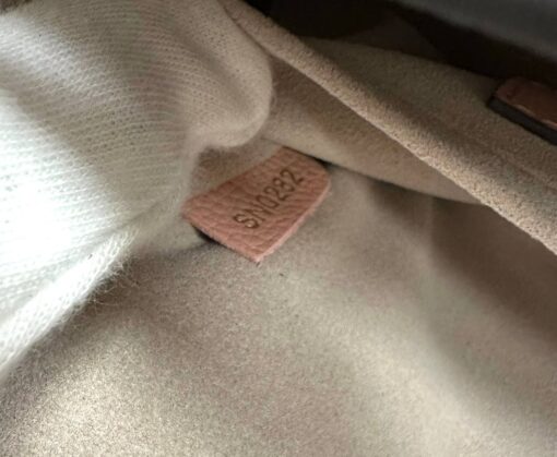Женская сумка Louis Vuitton Mylockme BB M22190 Premium 22/14/8 см бежевая со светло-бежевым - фото 4