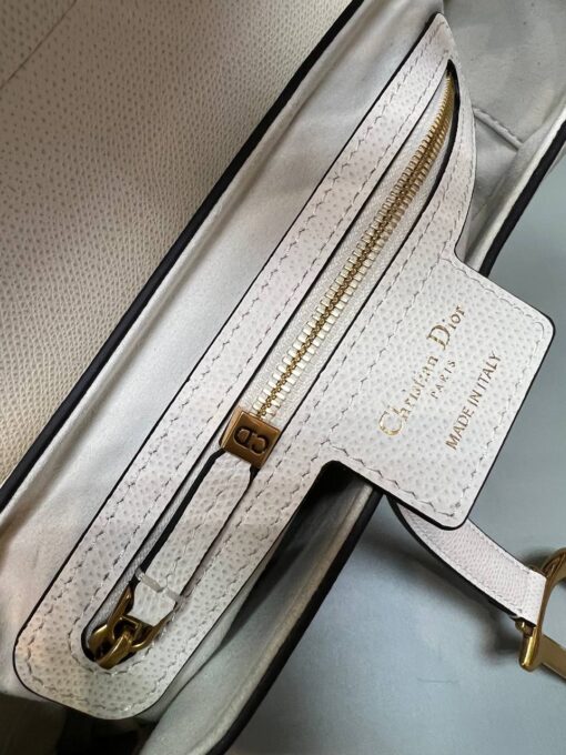 Женская сумка Christian Dior Saddle M0455CBAA Premium 25/20/7 см белая - фото 5