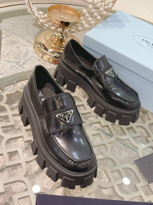 Туфли женские Prada Monolith Premium чёрные лак - фото 1