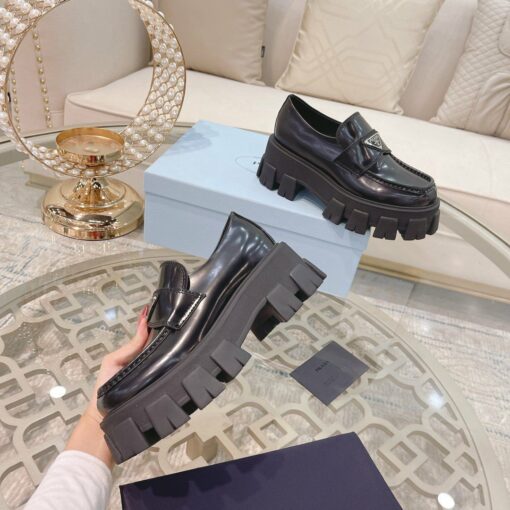 Туфли женские Prada Monolith Premium чёрные лак - фото 3