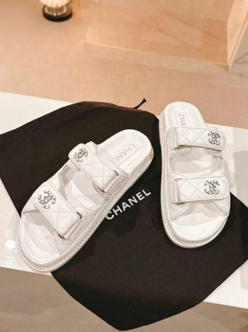 Шлепанцы женские Chanel кожаные A125398 премиум белые - фото 1