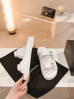Шлепанцы женские Chanel кожаные A125398 премиум белые