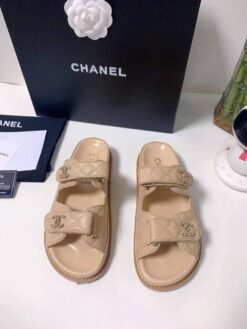 Шлепанцы женские Chanel кожаные A125429 премиум бежевые