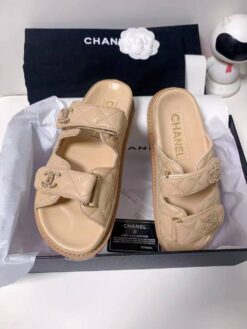 Шлепанцы женские Chanel кожаные A125429 премиум бежевые
