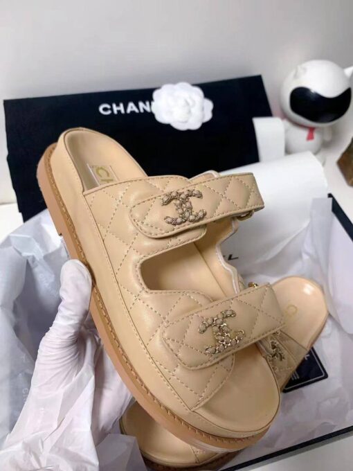 Шлепанцы женские Chanel кожаные A125429 премиум бежевые - фото 5