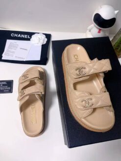 Шлепанцы женские Chanel кожаные A125429 премиум бежевые