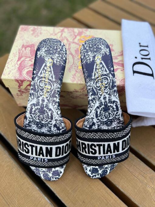 Шлёпанцы женские Christian Dior Dway чёрные с узором - фото 1