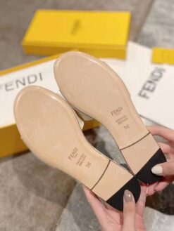 Шлёпанцы Fendi женские A126681 белые