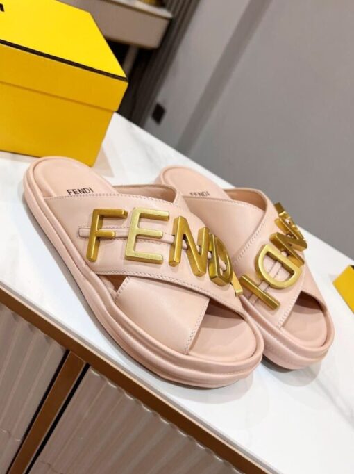 Шлёпанцы Fendi женские A127010 бежевые - фото 1