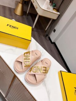 Шлёпанцы Fendi женские A127010 бежевые