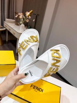 Шлёпанцы Fendi женские A127021 белые