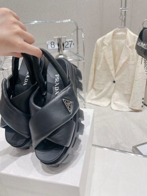 Женские сандалии Prada Monolith Cross Leather A127487 чёрные - фото 3