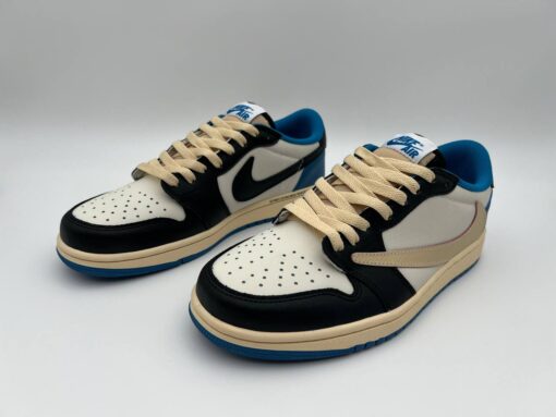 Кроссовки Nike Air Jordan 1 Low x Travis Scott бежево-чёрные с синим - фото 3