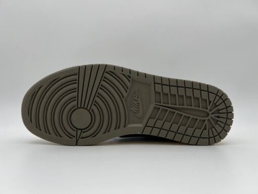 Кроссовки Nike Air Jordan 1 Low x Travis Scott чёрно-белые с хаки - фото 2