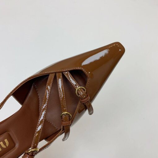 Босоножки Miu Miu Patent Leather Slingbacks With Buckles 5I013E Premium Brown - фото 5