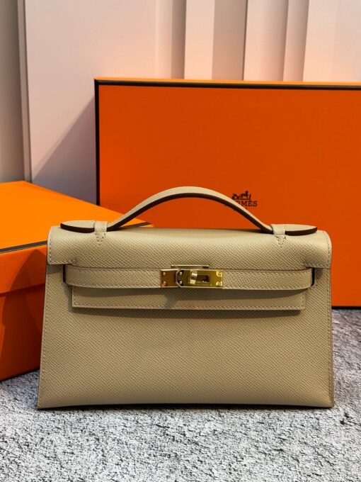 Женская сумка Hermes Kelly Pochette 22 Epsom Gold Hardware Premium Beige - фото 1