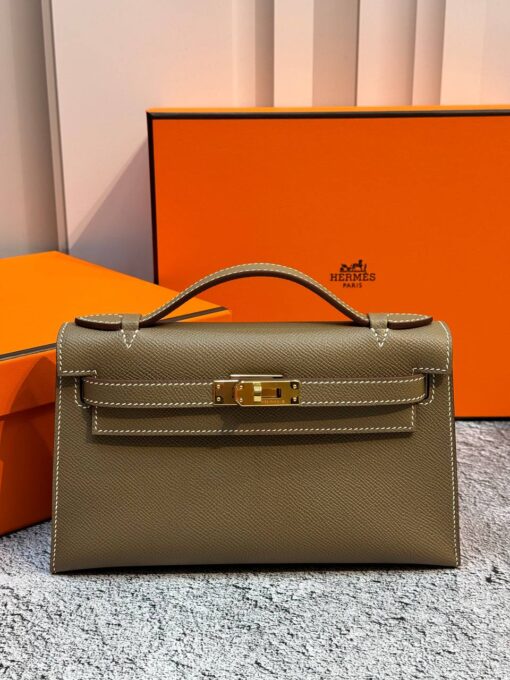 Женская сумка Hermes Kelly Pochette 22 Epsom Gold Hardware Premium Brown - фото 1