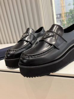 Туфли-лоферы женские Prada Premium A128937 чёрные - фото 6