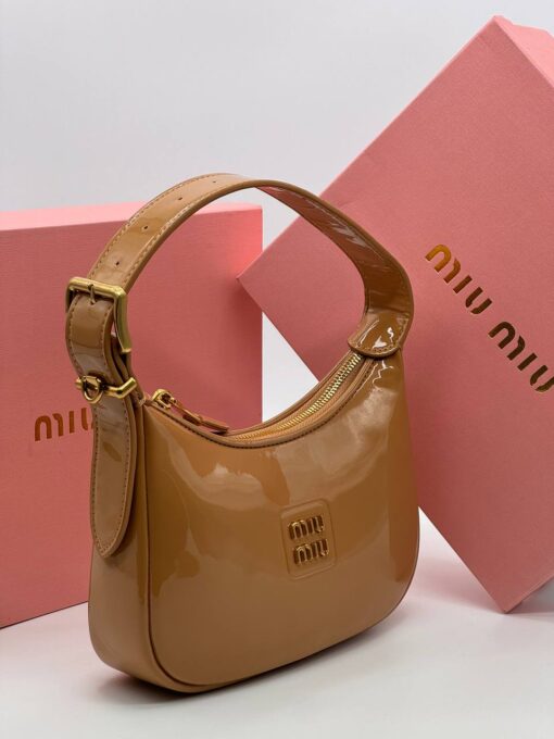 Сумка Miu Miu Leather Hobo Bag 23/13 см A129261 коричневая - фото 10