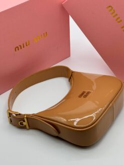 Сумка Miu Miu Leather Hobo Bag 23/13 см A129261 коричневая