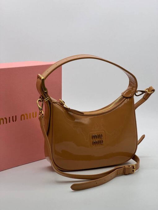 Сумка Miu Miu Leather Hobo Bag 23/13 см A129261 коричневая - фото 1