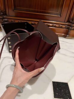 Сумка Alaia Le Coeur In Calfskin AA1P00 21/17 см в форме сердца в заклёпках коричневая