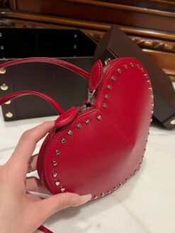 Сумка Alaia Le Coeur In Calfskin AA1P00 21/17 см в форме сердца с заклёпками красная