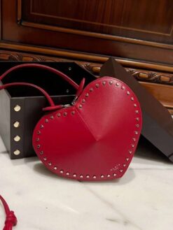 Сумка Alaia Le Coeur In Calfskin AA1P00 21/17 см в форме сердца с заклёпками красная