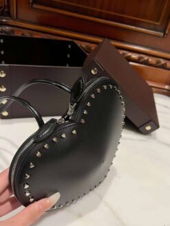 Сумка Alaia Le Coeur In Calfskin AA1P00 21/17 см в форме сердца с заклёпками чёрная