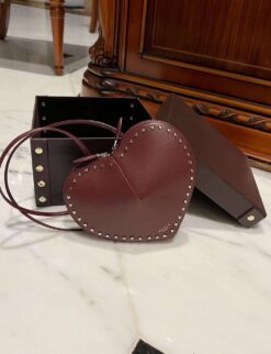 Сумка Alaia Le Coeur In Calfskin AA1P00 21/17 см в форме сердца с заклёпками коричневая