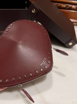 Сумка Alaia Le Coeur In Calfskin AA1P00 21/17 см в форме сердца с заклёпками коричневая