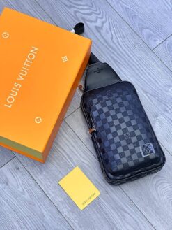 Сумка-слинг Louis Vuitton Avenue V2 A130134 черная 31/20 см