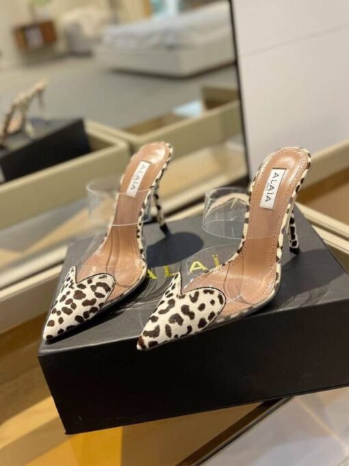 Босоножки Alaia Le Coeur Mules In Patent Calfskin AA3M053 прозрачные лео бежевые - фото 1