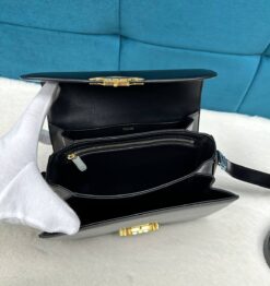 Женская сумочка на плечо Celine Classique Triomphe Bag In Shiny Calfskin 187363BF4 премиум 22/15 см чёрная