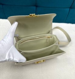 Женская сумочка на плечо Celine Classique Triomphe Bag In Shiny Calfskin 187363BF4 премиум 22/15 см бежевая