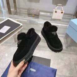 Туфли-лоферы женские Prada A131281 замшевые зимние с мехом чёрные