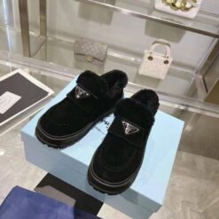 Туфли-лоферы женские Prada A131281 замшевые зимние с мехом чёрные