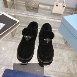 Туфли-лоферы женские Prada A131281 замшевые зимние с мехом чёрные