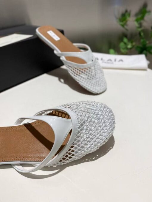 Шлёпанцы из сетки Alaia Infradito Flat Mules In Fishnet And Leather Premium A133633 White - фото 4