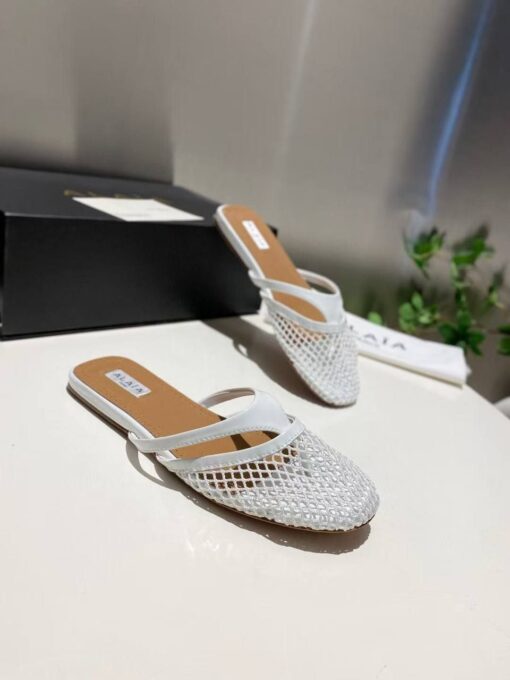 Шлёпанцы из сетки Alaia Infradito Flat Mules In Fishnet And Leather Premium A133633 White - фото 2