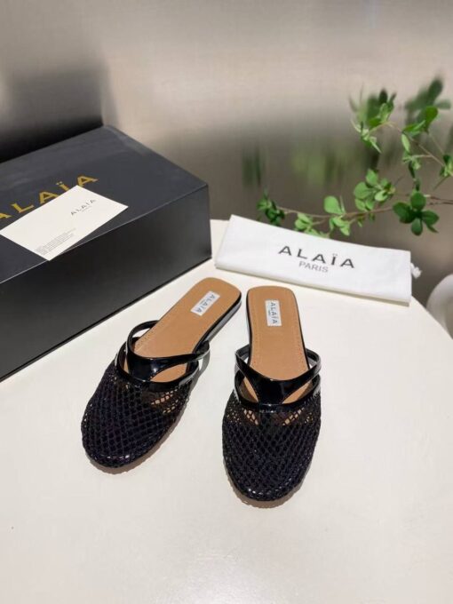 Шлёпанцы из сетки Alaia Infradito Flat Mules In Fishnet And Leather Premium A133660 Black - фото 6