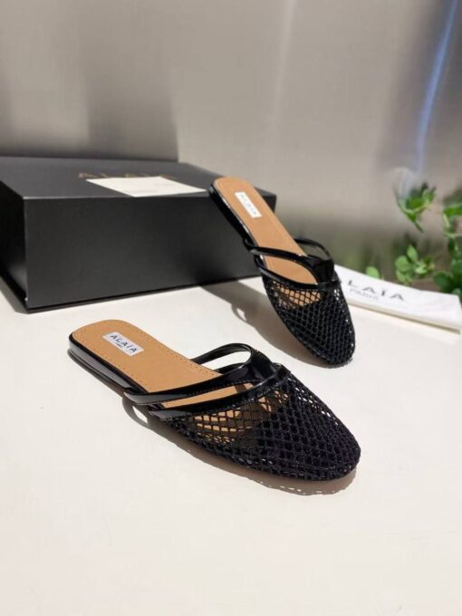 Шлёпанцы из сетки Alaia Infradito Flat Mules In Fishnet And Leather Premium A133660 Black - фото 5