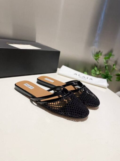 Шлёпанцы из сетки Alaia Infradito Flat Mules In Fishnet And Leather Premium A133660 Black - фото 4