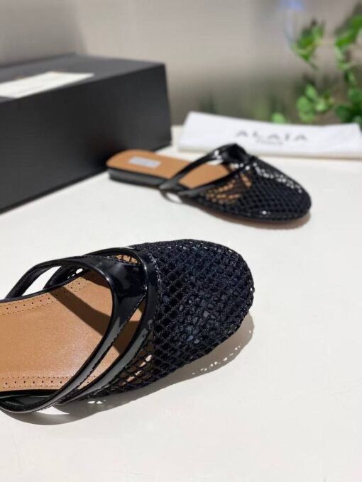 Шлёпанцы из сетки Alaia Infradito Flat Mules In Fishnet And Leather Premium A133660 Black - фото 3
